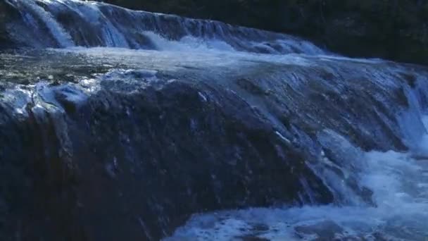 Річка маленькі водоспади на острові — стокове відео