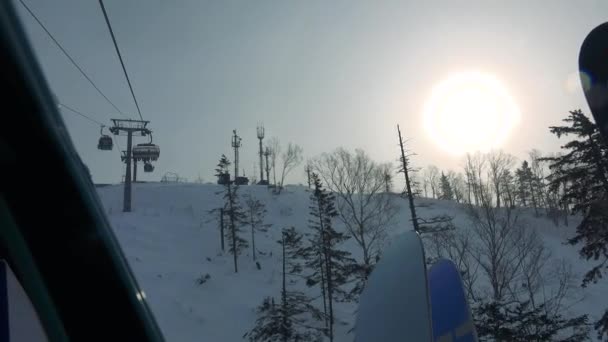 Die Seilbahn auf der Piste — Stockvideo