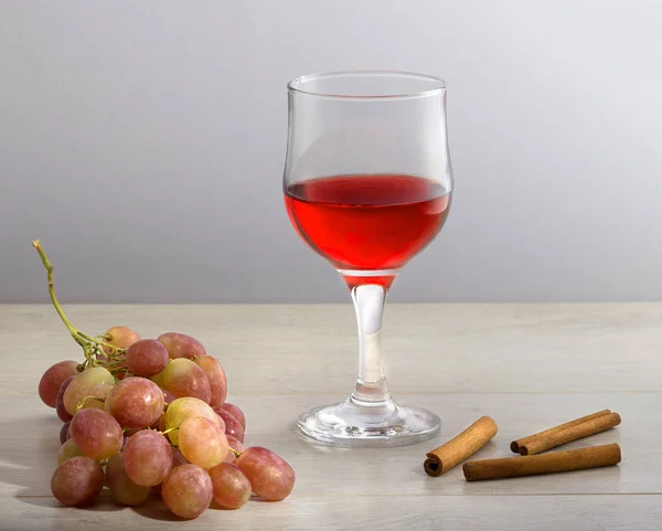 Zdravý nápoj z hroznů vína. Sklenice na víno, hrozen, láhev vína. — Stock fotografie