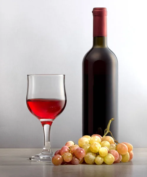 Sklenice na víno, hrozen, láhev vína. — Stock fotografie