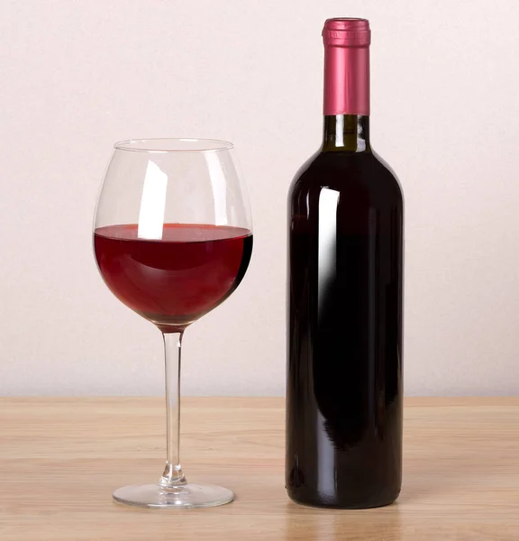 Láhev vína a sklenice na víno. — Stock fotografie
