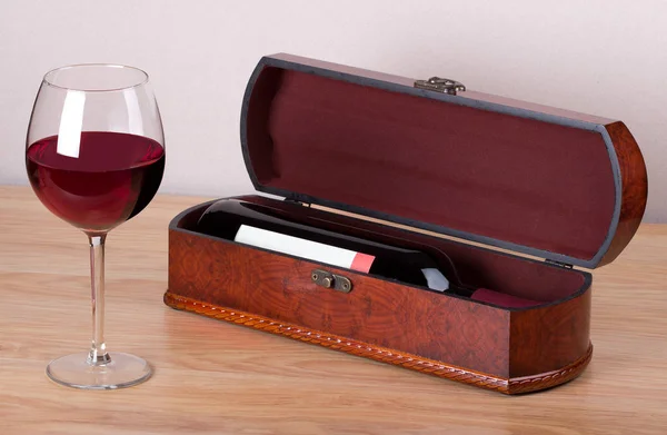 Dřevěná krabice a skleničku vína láhev. — Stock fotografie