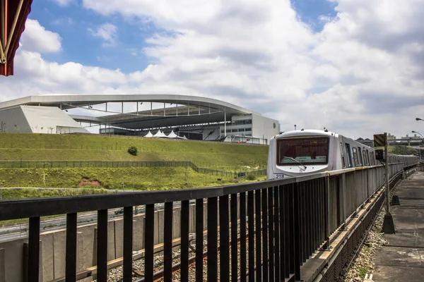 Sao Paulo, SP, Brésil, 10 février 2017. Stade de soccer Arena Corinthians, connu sous le nom Itaquerao, vu de la plate-forme de la station Corinthians-Itaquera de la ligne rouge 3 du métro, dans le district d'Itaquera, côté est de Sao Paulo, SP . — Photo