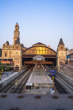 Sao Paulo, Sp, Brezilya, 27 Ağustos 2010. Cephe ve trenler ve yatılı amd varış platformları çeşitli Cptm satırlarının Büyükşehir regio hizmet Companhia Paulista de Trens Metropolitanos yolcularla hareketi görünümü