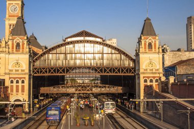 Sao Paulo, Sp, Brezilya, 27 Ağustos 2010. Cephe görünümü ve tren ve yolcu n Luz hareketi tren istasyonu, şehir Sao Paulo, Brezilya