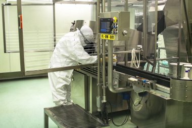 Laboratorio de analise, teste e produto de vacinas contra a Febre Aftosa - Afta epizooticae) em bovinos da empresa Merial Sade Animal, no plo industrial de Paulnia, SP.  FOTO: ALF RIBEIRO 