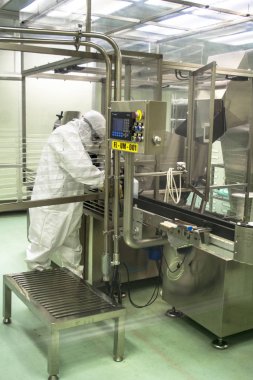 Laboratorio de analise, teste e produto de vacinas contra a Febre Aftosa - Afta epizooticae) em bovinos da empresa Merial Sade Animal, no plo industrial de Paulnia, SP.  FOTO: ALF RIBEIRO 