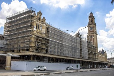 Sao Paulo, Sp, Brezilya, 23 Şubat 2017 ekranlar ve İskele kapak tarihi Luz bina, kapsamlı bir yenileme Portekizce dil müzede, Bom Retiro bölgesinde yangından sonra uğrar istasyonu faade,