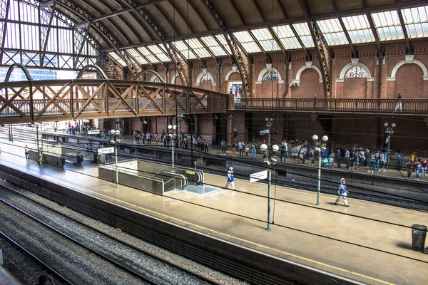 Sao paulo, sp, brasilien, 23. februar 2017. bewegen sich innerhalb des luz bahnhofs, züge und passagiere auf den boarding-und landungsplattformen der verschiedenen cptm-linien, companhia paulista de trens metropolitanos, — Stockfoto