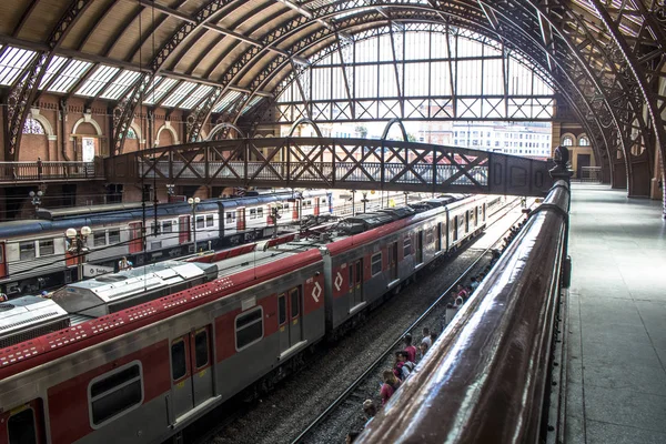 Sao Paulo, Sp, Brezilya, 23 Şubat 2017. Luz Station, trenler ve çeşitli Cptm satırlarının Companhia Paulista de Trens Metropolitanos yatılı ve açılış platformları yolcularla içinde hareket, 