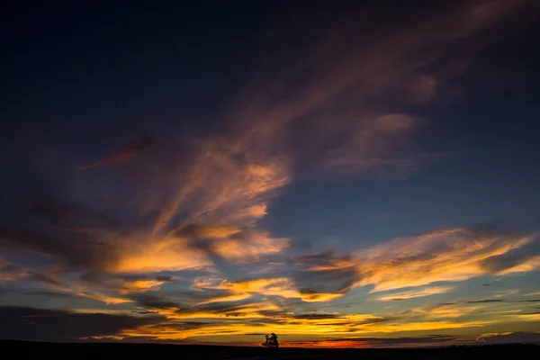Красное небо оранжевый закат солнца в Бразилии — стоковое фото