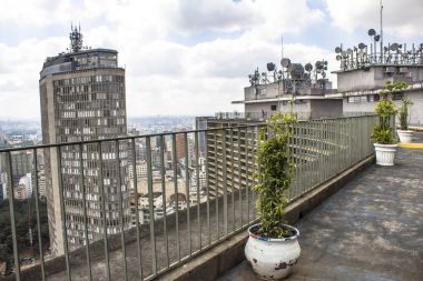 Sao Paulo, Sp, Brezilya, 17 Nisan 2013. İtalya bina veya İtalyan Circolo, içinde merkezi Sao Paulo, Sp vurgulayarak Copan binanın terasından panoramik kenti
