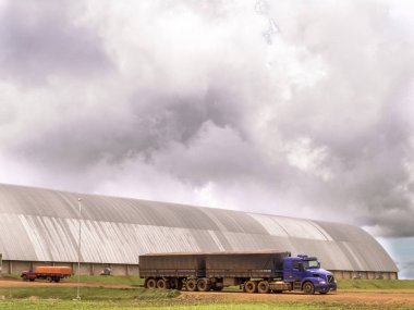 Soya fasulyesi ile yüklü kamyon Mato Grosso eyalet grupta tahıl depolama merkezi önünde bekler