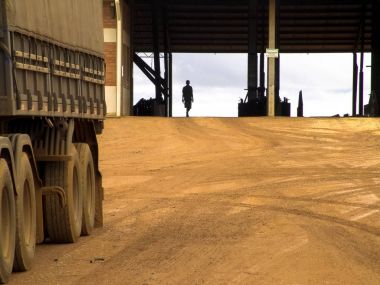  Soya fasulyesi ile yüklü kamyon Mato Grosso eyalet grupta tahıl depolama merkezi önünde bekler