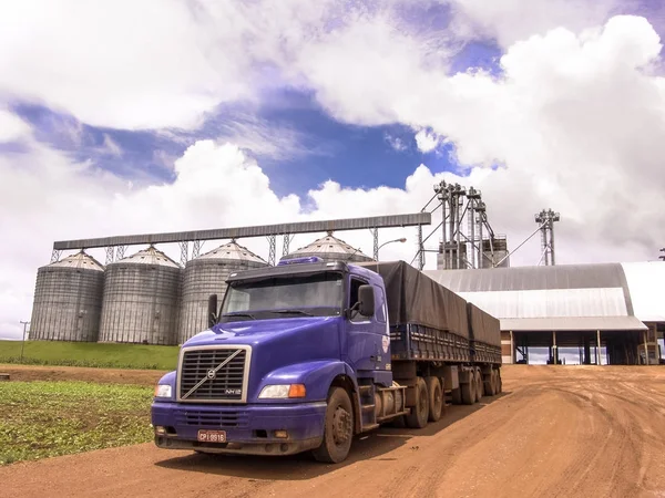 Kamion megrakott szójabab vár előtt a gabona tárolása center egy farm, Mato Grosso államban — Stock Fotó