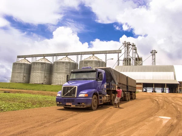 Truck loaded with soybeans waits in front of the grain storage center of a farm in Mato Grosso State — Stock Photo, Image