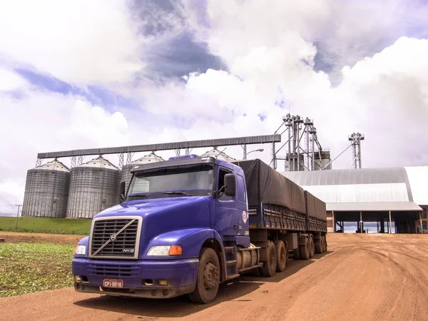  Soya fasulyesi ile yüklü kamyon Mato Grosso eyalet grupta tahıl depolama merkezi önünde bekler