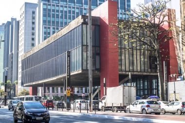 Trafik sıkışıklığı ve Sao Paulo Sanat Müzesi (Portekizce, Museu de Arte de Sao Paulo veya Masp) Paulista Avenue, Sao Paulo Merkez bölgesi cephe,