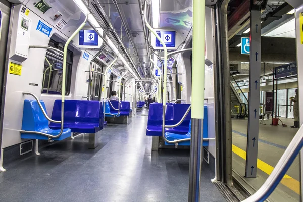 Interior do trem 5-lilás que ainda está em teste, na zona sul de São Paulo, SP . — Fotografia de Stock