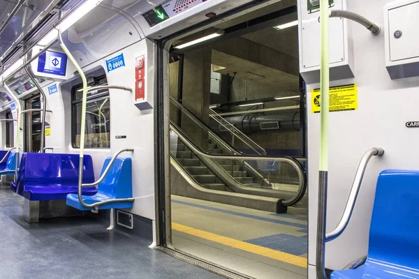 Interior do trem 5-lilás que ainda está em teste, na zona sul de São Paulo, SP . — Fotografia de Stock