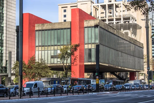 Empreinte et façade du Musée d'Art de Sao Paulo (en portugais, Museu de Arte de Sao Paulo, ou MASP) sur l'avenue Paulista, région centrale de Sao Paulo , — Photo