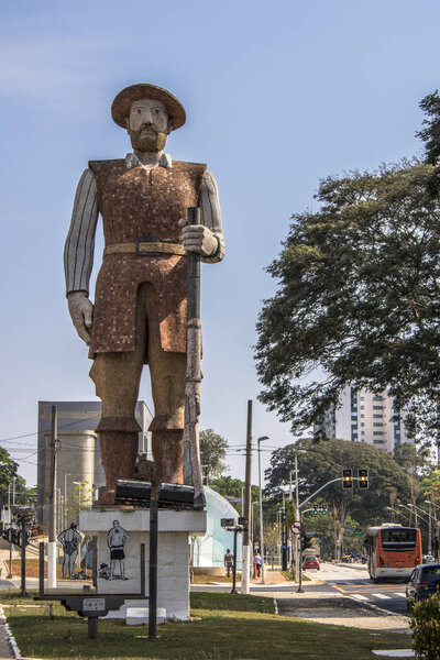 Statue of the Bandeirante Borba Gato, next to the Borba Gato station of Line 5-lilac, which is still in the testing phase, in the south zone of Sao Paulo