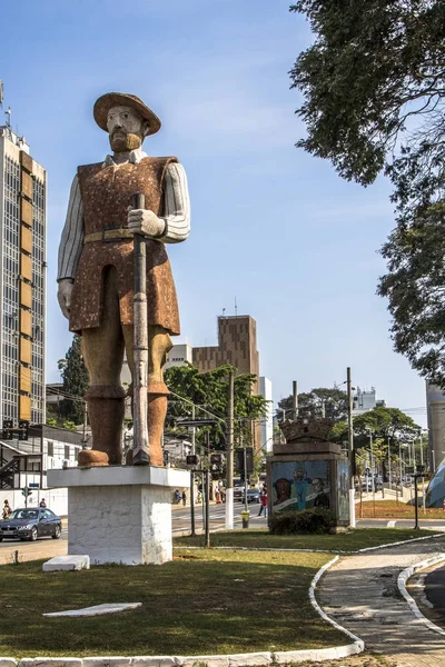 Staty av den Bandeirante Borba Gato, bredvid Borba Gato postera av linje 5-lila, som är fortfarande i testfasen, i den södra zonen i Sao Paulo — Stockfoto