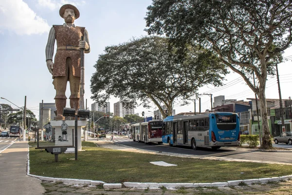 Staty av den Bandeirante Borba Gato, bredvid Borba Gato postera av linje 5-lila, som är fortfarande i testfasen, i den södra zonen i Sao Paulo — Stockfoto