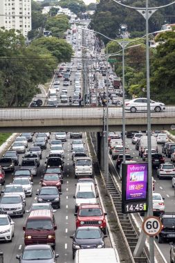 Sao Paulo, Brezilya, 23 Ekim 2017. Kuzey Güney koridorunda, Rubem Berta Avenue, Güney Bölge Sao Paulo yoğun trafik. Bu cadde şehrin Kuzey ve Güney alanlarında bağlanır.