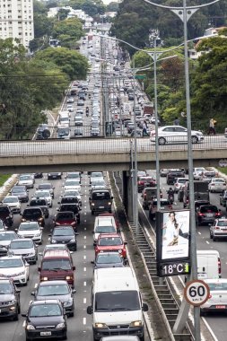 Sao Paulo, Brezilya, 23 Ekim 2017. Kuzey Güney koridorunda, Rubem Berta Avenue, Güney Bölge Sao Paulo yoğun trafik. Bu cadde şehrin Kuzey ve Güney alanlarında bağlanır.