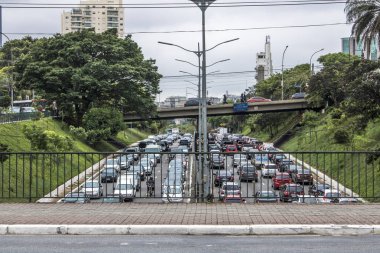 Sao Paulo, Brezilya, 23 Ekim 2017. Kuzey Güney koridorunda, Rubem Berta Avenue, Güney Bölge Sao Paulo yoğun trafik. Bu cadde şehrin Kuzey ve Güney alanlarında bağlanır.
