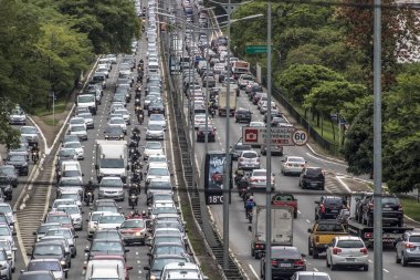 Sao Paulo, Brezilya, 23 Ekim 2017. Kuzey Güney koridorunda, Rubem Berta Avenue, Güney Bölge Sao Paulo yoğun trafik. Bu cadde şehrin Kuzey ve Güney alanlarında bağlanır.