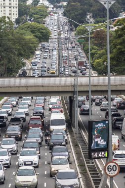 Sao Paulo, Brezilya, 23 Ekim 2017. Kuzey Güney koridorunda, Rubem Berta Avenue, Güney Bölge Sao Paulo yoğun trafik. Bu cadde şehrin Kuzey ve Güney alanlarında bağlanır.