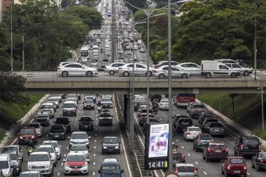 Kuzey Güney koridorunda, Rubem Berta Avenue, Güney Bölge Sao Paulo yoğun trafik. Bu cadde şehrin Kuzey ve Güney alanlarında bağlanır.