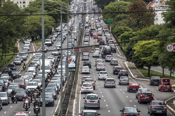 Sao Paulo, Brazil, October 23, 2017. Heavy traffic in the North South Corridor, at the Rubem Berta Avenue, south zone of Sao Paulo. This avenue connects the northern and southern areas of the city. — Stock Photo, Image
