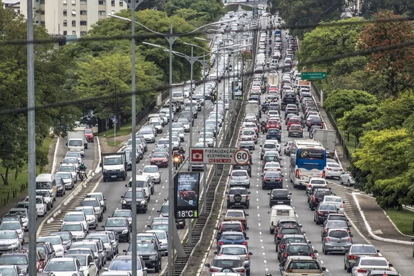 Heavy traffic in the North South Corridor, at the Rubem Berta Avenue, south zone of Sao Paulo. This avenue connects the northern and southern areas of the city. — Stock Photo, Image