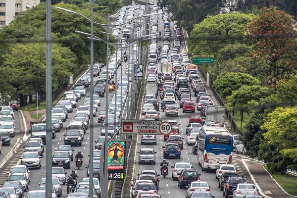 Heavy traffic in the North South Corridor, at the Rubem Berta Avenue, south zone of Sao Paulo. This avenue connects the northern and southern areas of the city. — Stock Photo, Image