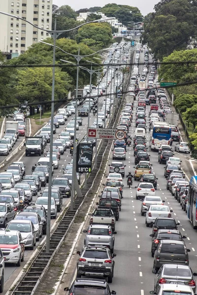 Gran tráfico en el Corredor Norte Sur, en la avenida Rubem Berta, zona sur de Sao Paulo. Esta avenida conecta las zonas norte y sur de la ciudad . —  Fotos de Stock