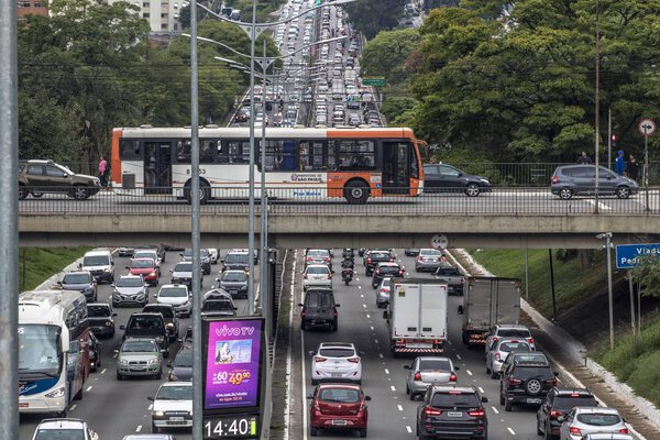 Heavy traffic in the North South Corridor, at the Rubem Berta Avenue, south zone of Sao Paulo. This avenue connects the northern and southern areas of the city.