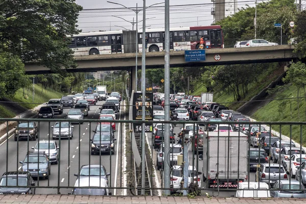 Gran tráfico en el Corredor Norte Sur, en la avenida Rubem Berta, zona sur de Sao Paulo. Esta avenida conecta las zonas norte y sur de la ciudad . —  Fotos de Stock