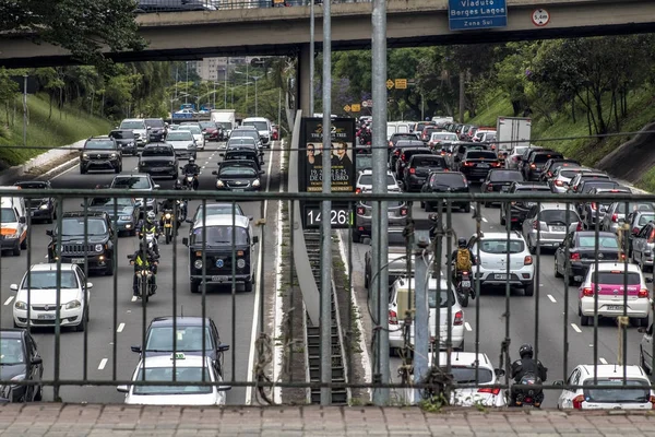 Heavy traffic in the North South Corridor, at the Rubem Berta Avenue, south zone of Sao Paulo. This avenue connects the northern and southern areas of the city. — Stock Photo, Image