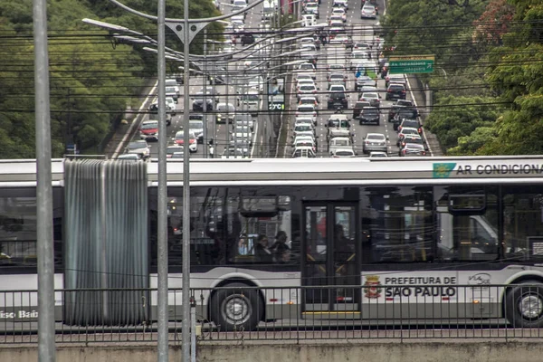 Gran tráfico en el Corredor Norte Sur, en la avenida Rubem Berta, zona sur de Sao Paulo. Esta avenida conecta las zonas norte y sur de la ciudad . — Foto de Stock
