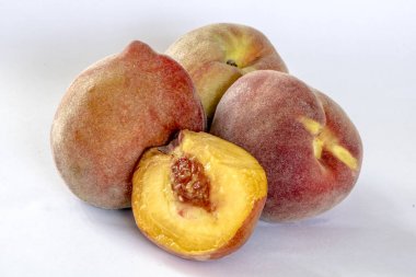 Peaches beyaz zemin üzerine