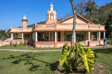 Pindamonhangaba, Brezilya, 22 Temmuz 2017. Krishna bilincinde Nova Gokula çiftliği, Pindamonhangaba, Sao Paulo eyalet kırsal bölgede (Iskon) için uluslararası toplum Tapınağı