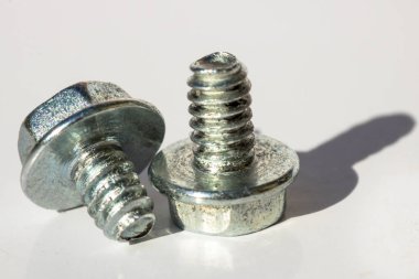 Beyaz arka planda iki vidayı