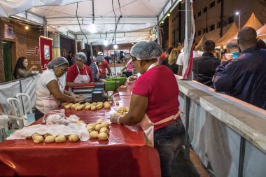 Sao Paulo, Brezilya, 28 Mayıs 2017. insanlar Caddesi ve kiosklar Our Lady Casaluce pirinç Sao Paulo içinde Mahallesi'nde bir bayram.