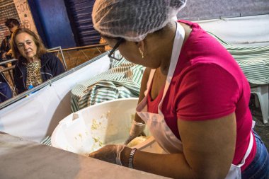 Sao Paulo, Brezilya, 28 Mayıs 2017. insanlar Caddesi ve kiosklar Our Lady Casaluce pirinç Sao Paulo içinde Mahallesi'nde bir bayram.