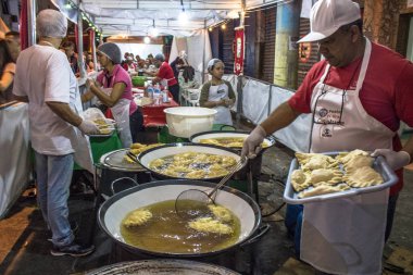 Sao Paulo, Brezilya, 28 Mayıs 2017. insanlar Caddesi ve kiosklar Our Lady Casaluce pirinç Sao Paulo içinde Mahallesi'nde bir bayram.
