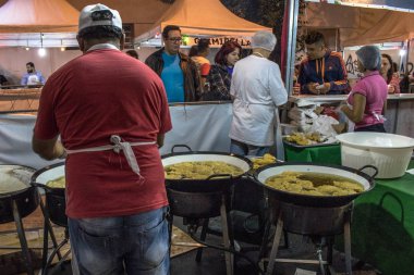 Sao Paulo, Brezilya, 28 Mayıs 2017. insanlar Caddesi ve kiosklar Our Lady Casaluce pirinç Sao Paulo içinde Mahallesi'nde bir bayram.
