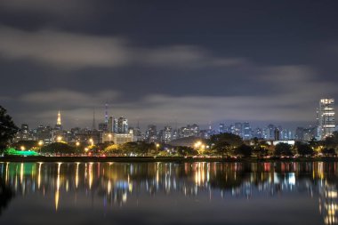 Sao Paulo, Brezilya. 02 Haziran 2017: Gece görünümü Gölü ile şehir Sao Paulo Ibirapuera Parkı ve gökyüzü doğrultusunda.